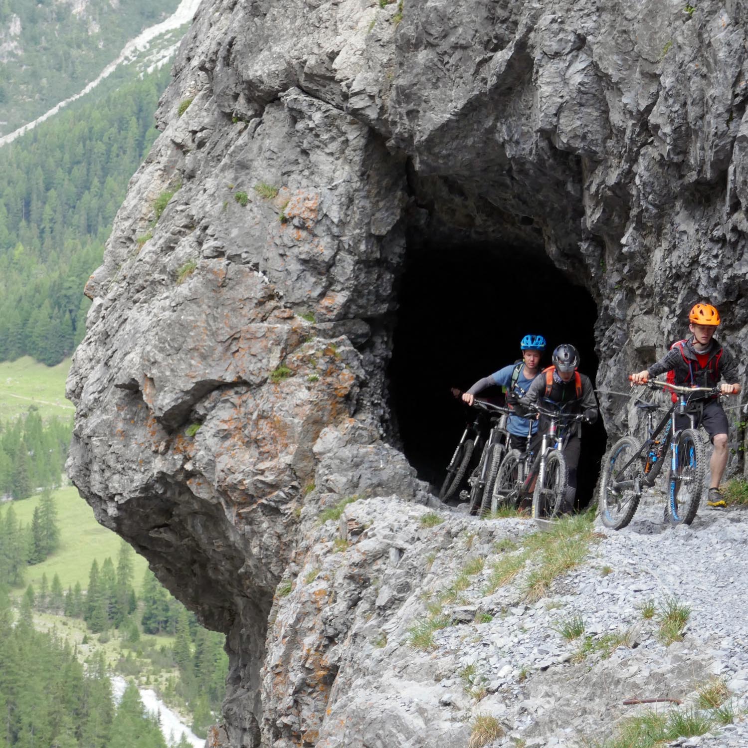 Die Uina Schlucht. Einer der Highlights beim Jugendalpen Cross von Oberstdorf zum Reschen. Uinaschlucht beim Juegndalpen Cross von mountain-action