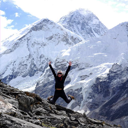 Freudensprünge vor dem Mount Everest nach der Besteigung des Kala Patar (5.650 m) dem höchsten Gipfel der Tour. Besteigung des Kalapatar beim Everest Base Camp mit Jugendgruppe.