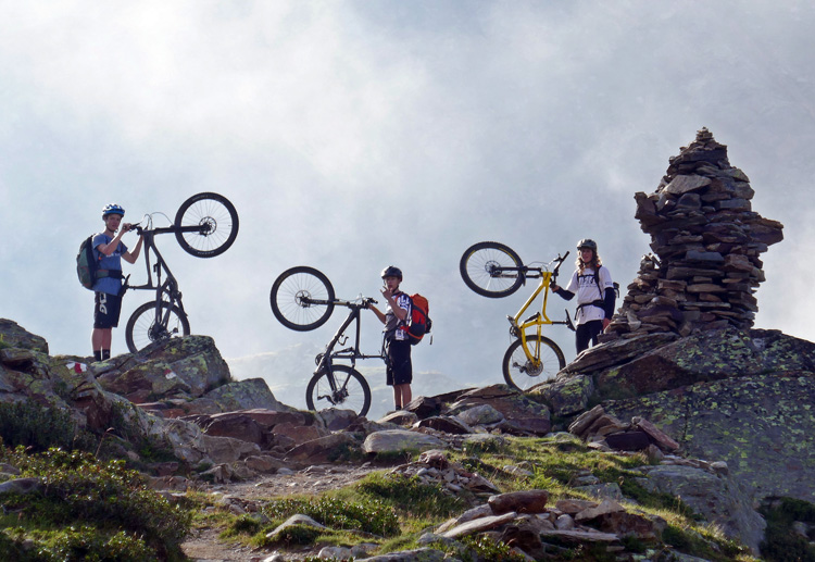 Kurze Fotopause am Rabbi Joch. Jugend Alpencross zum Gardasee.