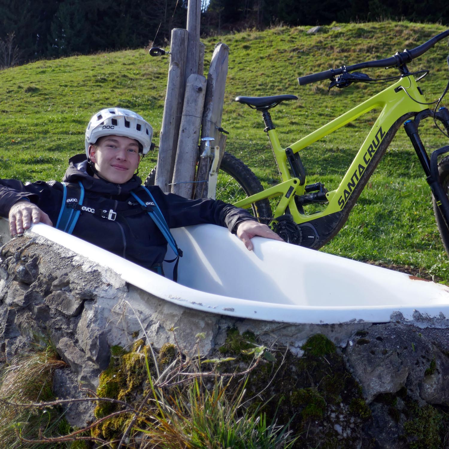 Gemütliche Rast am Berg. Ebike Alpen Xross für Jugendliche in den Sommerferien zum Gardasee