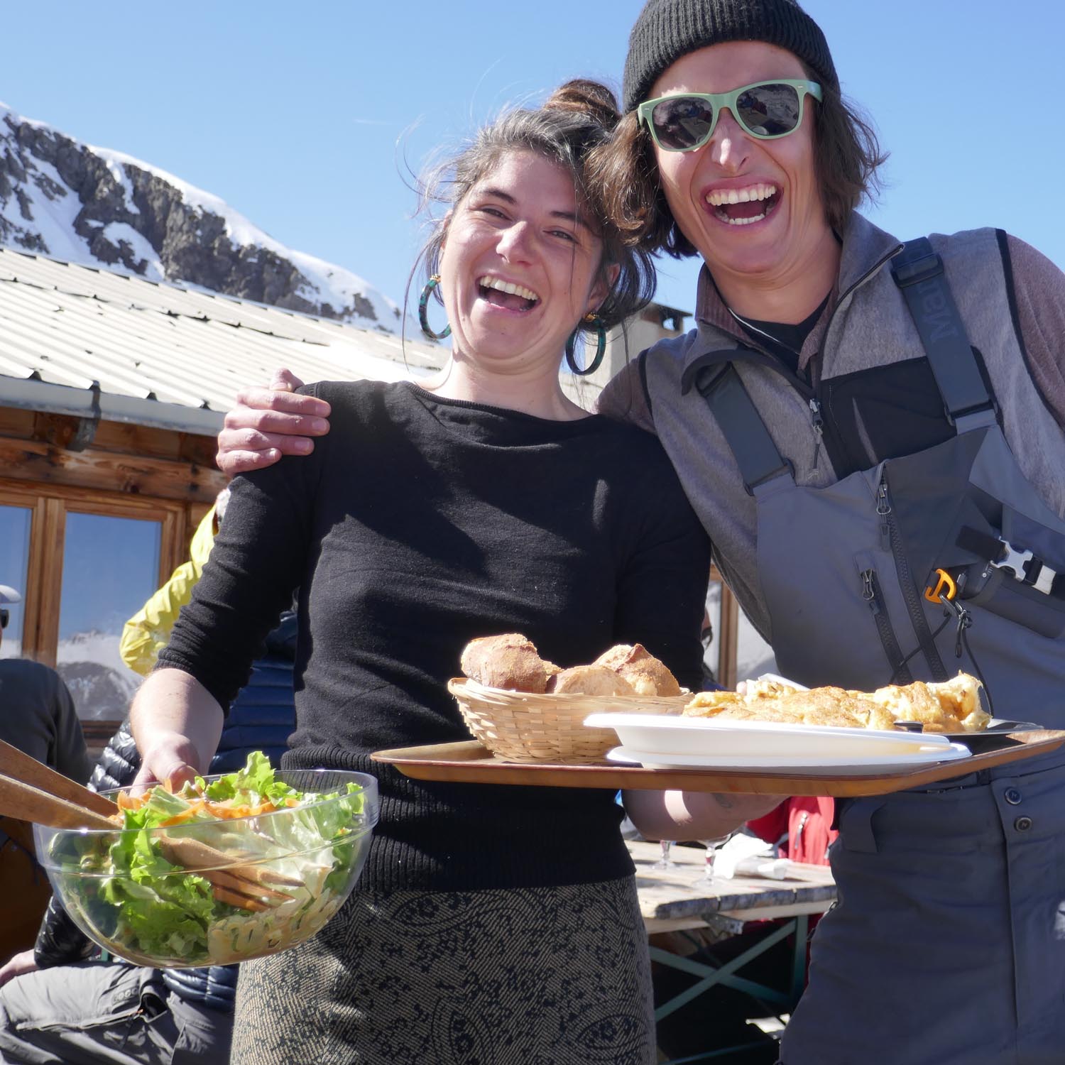 Gemütliches Mittagessen auf der Cancel Hütte Mittagessen auf der Cancel Hütte in La Grave