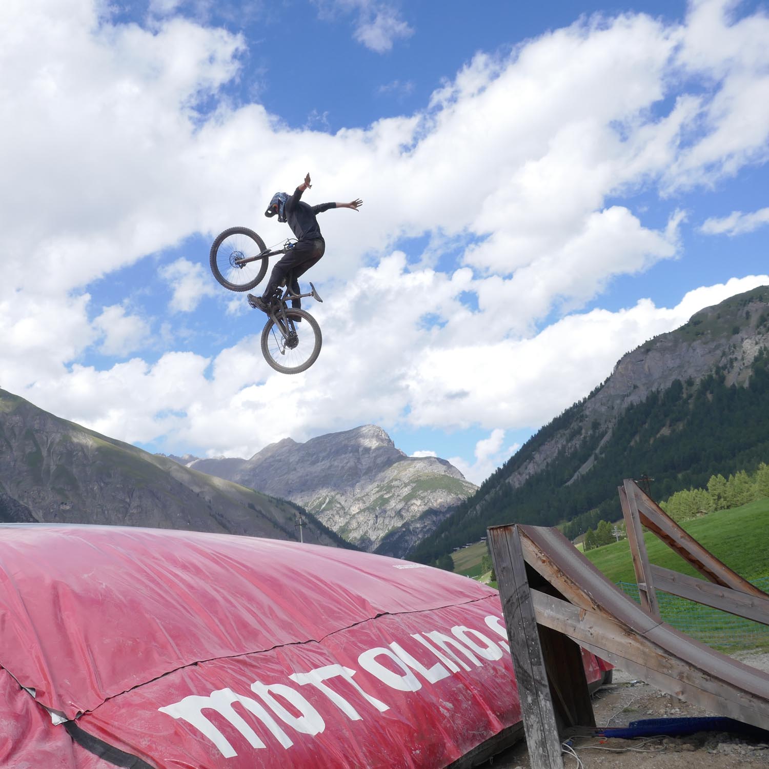 Jumpline und Slopestyle Area begeistern die Jugendlichen beim Mountain Bike Camp in Livigno.
