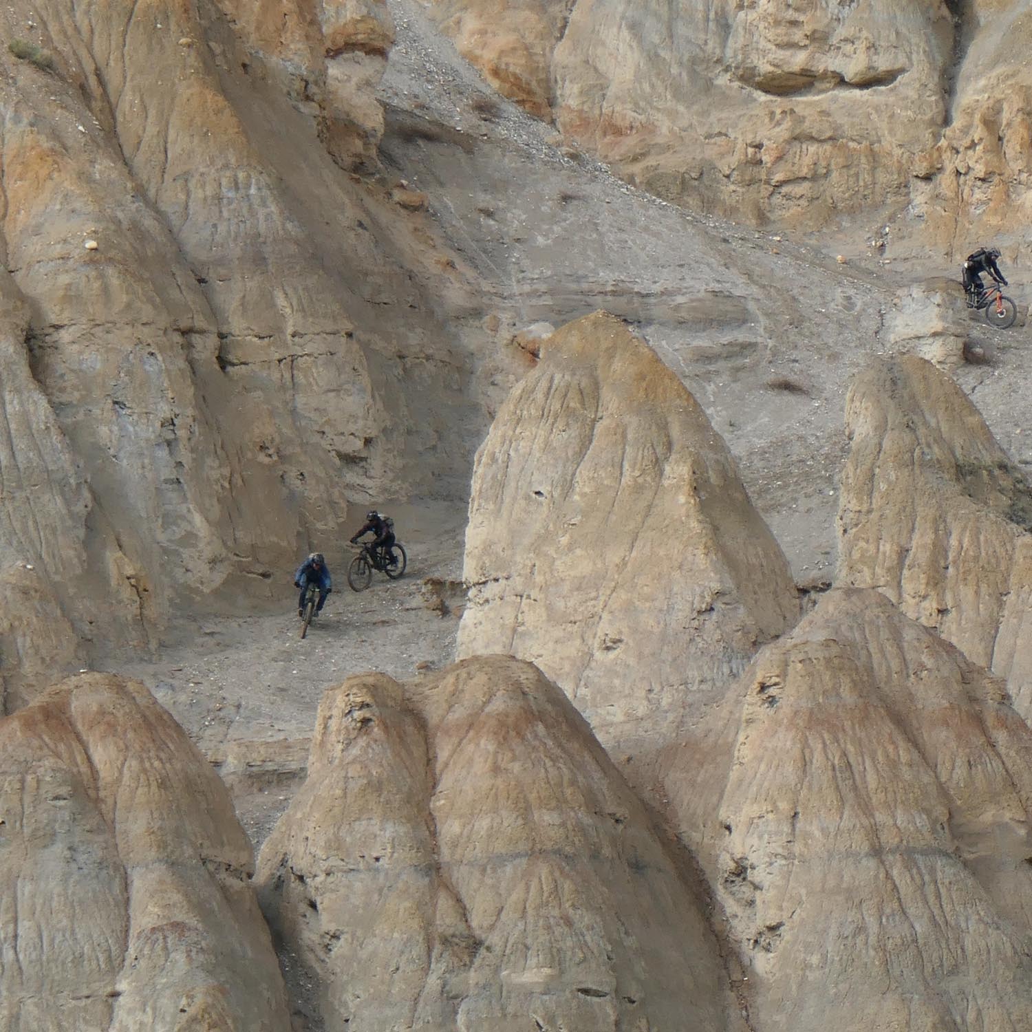 Epische Trails im Himalaya. Freeride Run auf einem der schönsten Trails der Tour. Von Lomantag nach Dhi.