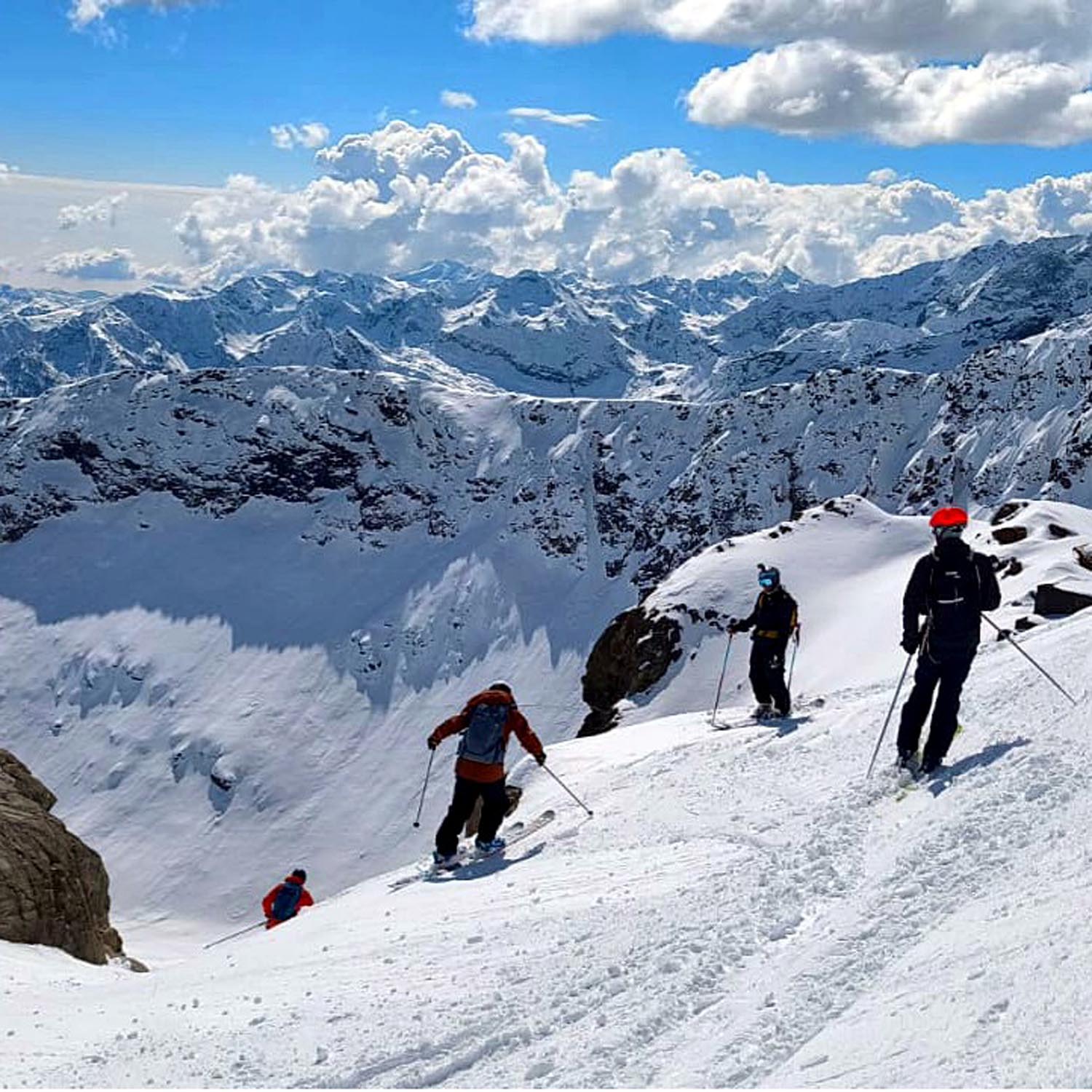 Abenteuerliche Abfahrt vom höchsten Punkt des "Monte Rosa Freeride Paradise" Punta Indren Perfect weather for an awsome day at freeride paradise in Alagna