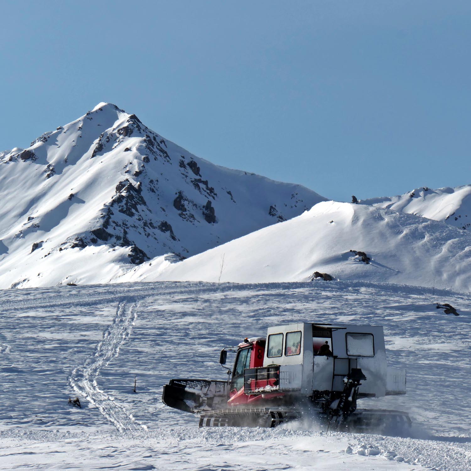 Catskiing in Kirgistan in Dorf Jyrgalan.