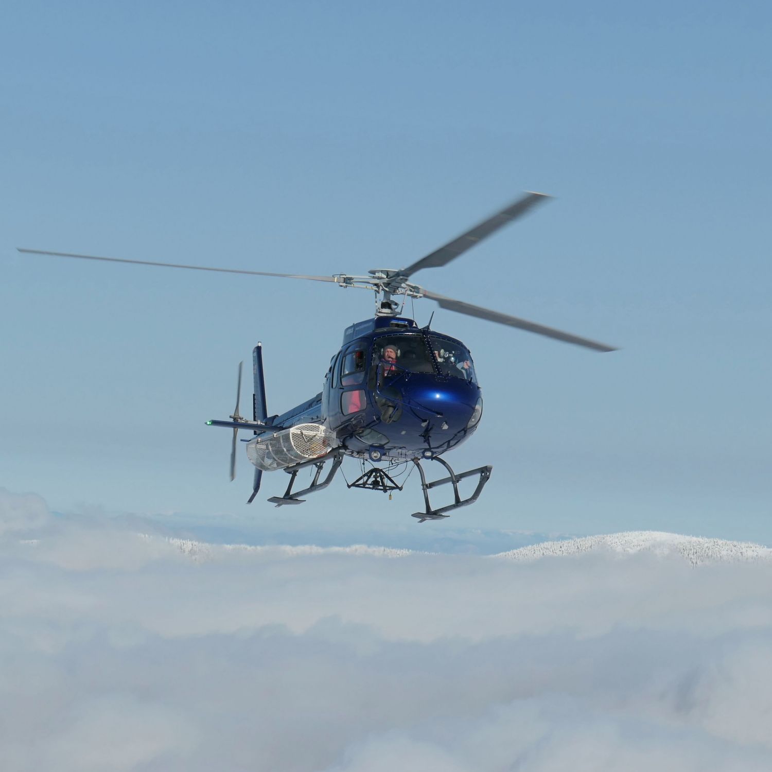 Am liebsten fliegt der Chef Romeo seinen Heli selbst. Dann heißt es festhalten denn jetzt gehts ab. Heliskiing in Rumänien