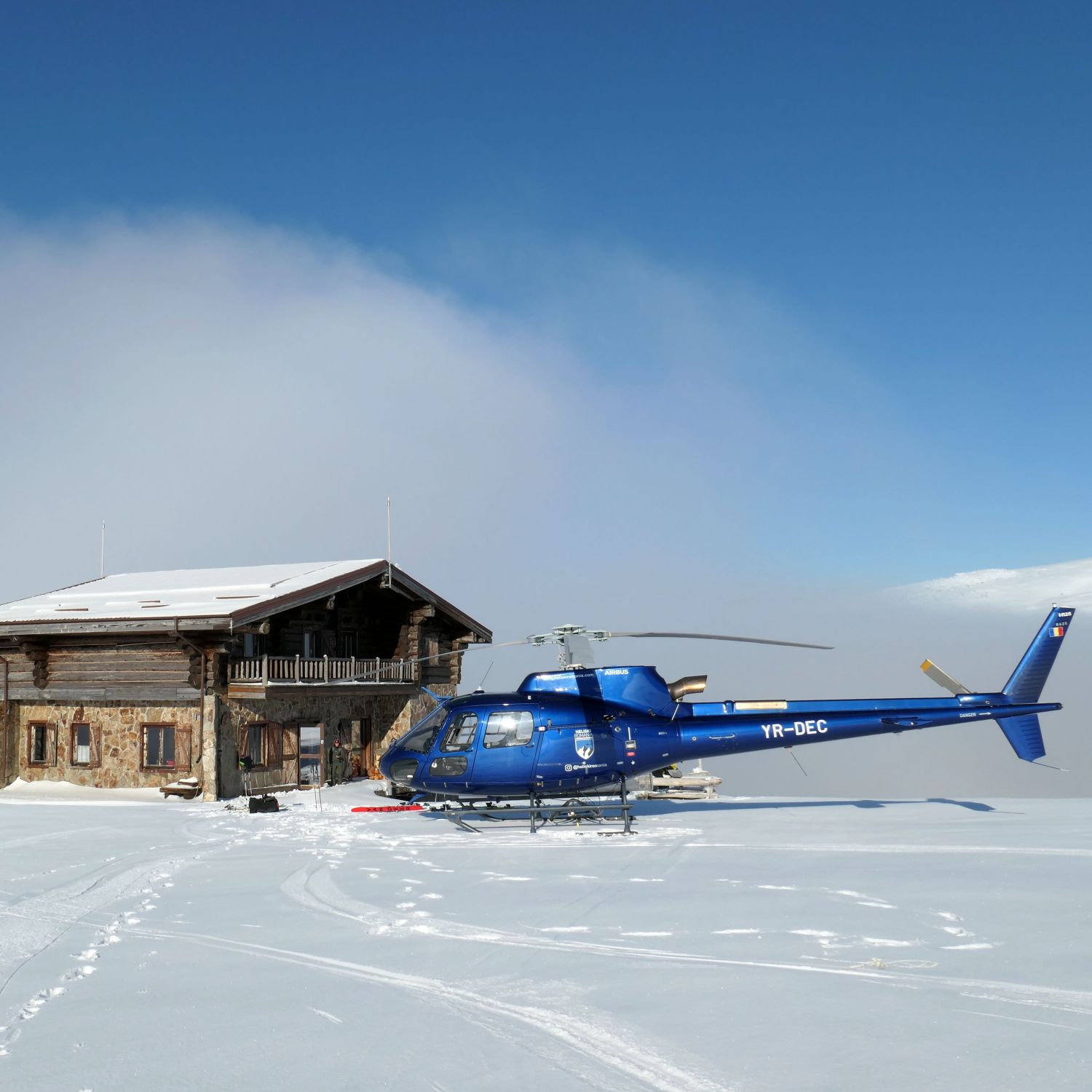 Mitagspause auf der Hidden Lodge, die auch für 6 Personen exklusive mit Heli gemietet werden kann. Heliskiing Abenteuer in Romania
