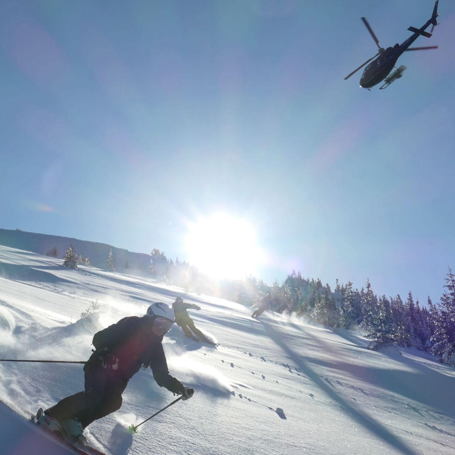 ein einzigartiges Erlebnis wenn bei den Powderturns der Heli über dir fliegt. Heliskiing in den Karparten in Muntale Mic