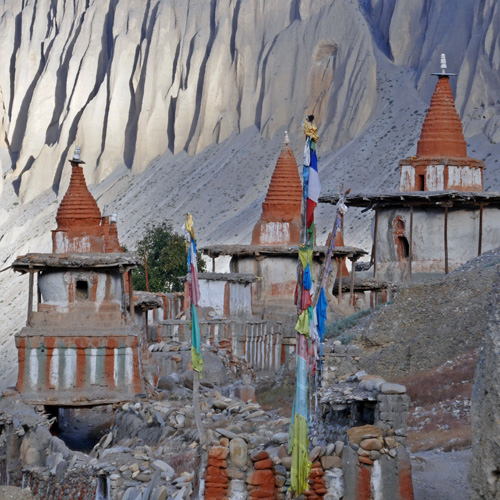 Buddhistische Tschörten im abgelegenen Dorf Tangye in Mustang. Tibetische Kultur und authentische Dörfer entlang epischer Trails in Mustang/ Nepal.