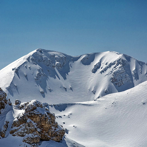 Perfektes Freeride Gelände erwartet uns beim Catskiing im Kosovo. Freeriden und Catskiing im Shar Planina Gebirge im Kosovo.